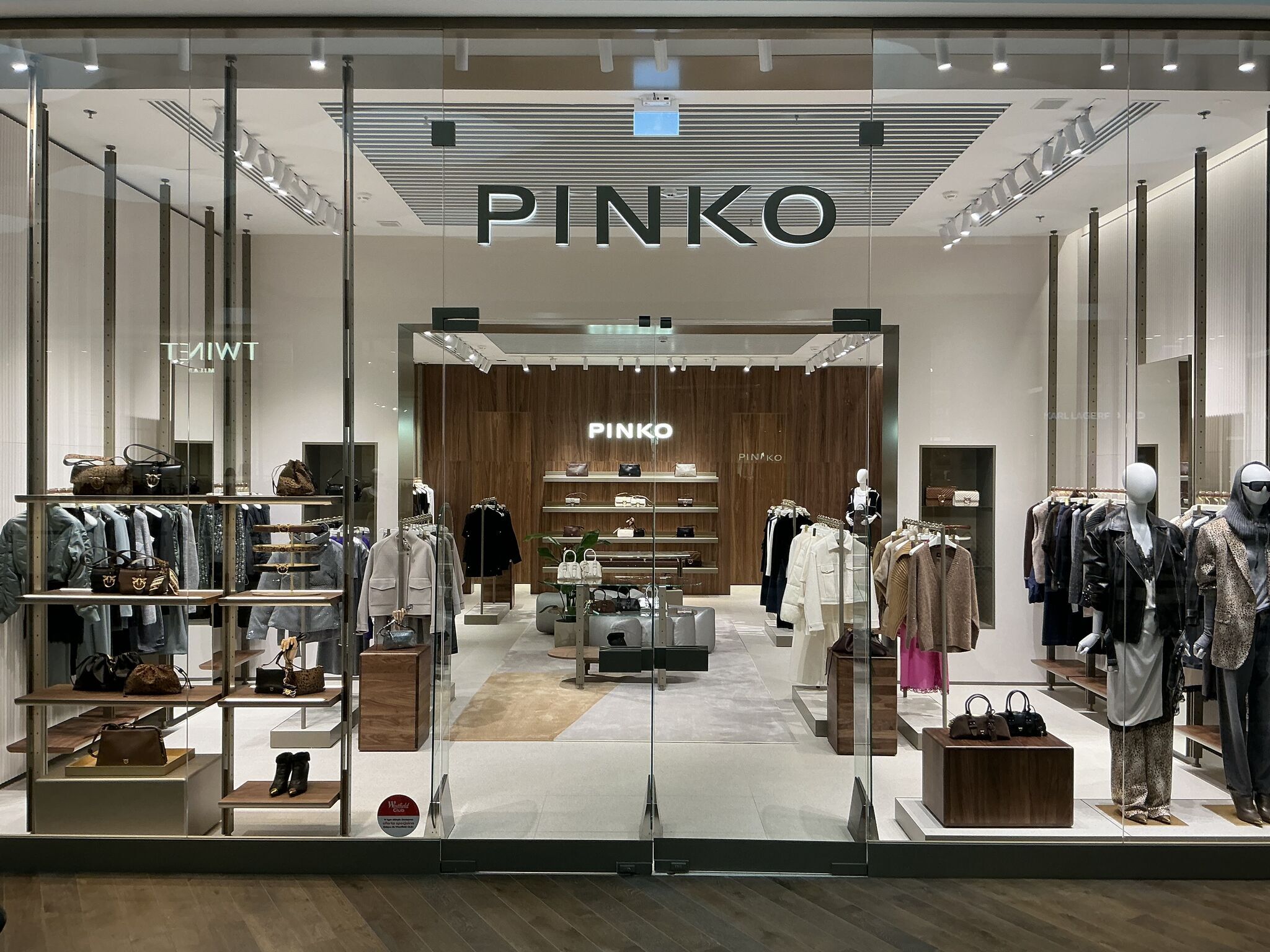ATEPAA Hersteller von Ladenmöbeln × PINKO